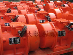 YZS振動(dòng)電機(jī)：加裝防護(hù)外殼，密封性強(qiáng)不易損壞。