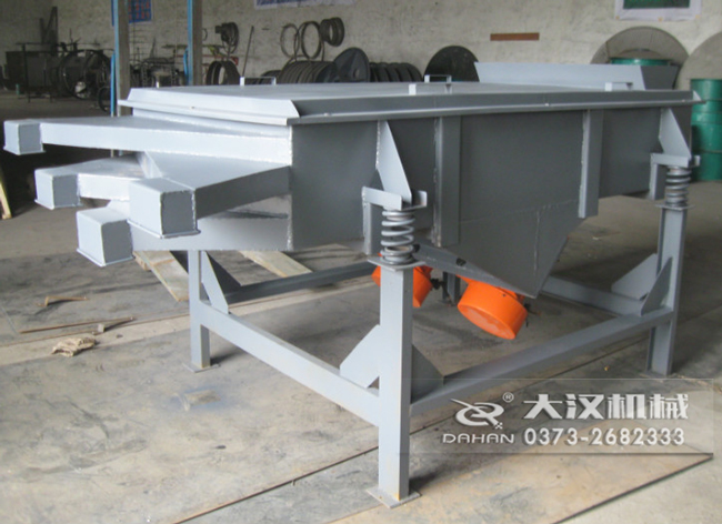  525型直線振動(dòng)篩采用碳鋼材質(zhì)，有四個(gè)出料口可同時(shí)篩出5種不同的物料等級(jí)。