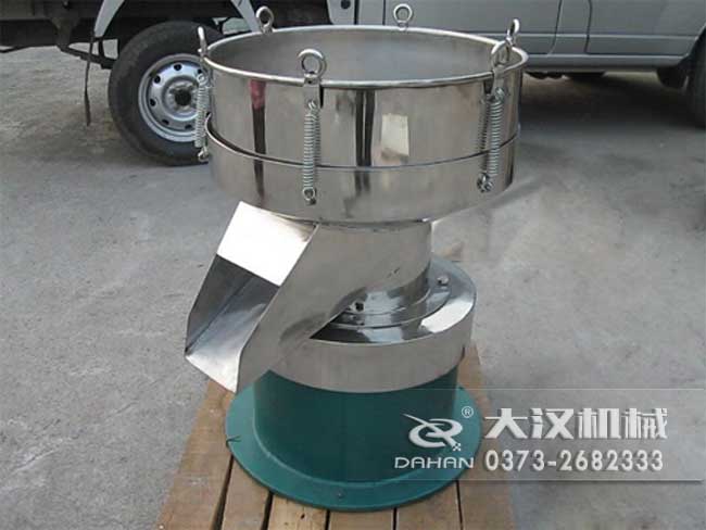 涂料振動(dòng)篩由：框體，振動(dòng)斗，出料口，振動(dòng)電機(jī)底座等部件組成