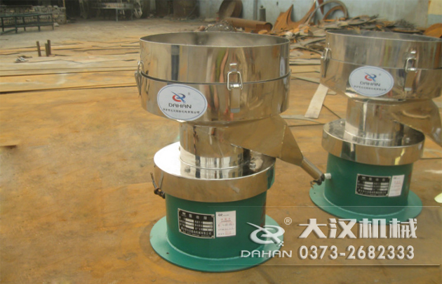 涂料振動(dòng)篩底部為碳鋼材質(zhì)，上半部分與無(wú)聊接觸的為不銹鋼材質(zhì)，這種產(chǎn)品能夠在成本上有所節(jié)約。