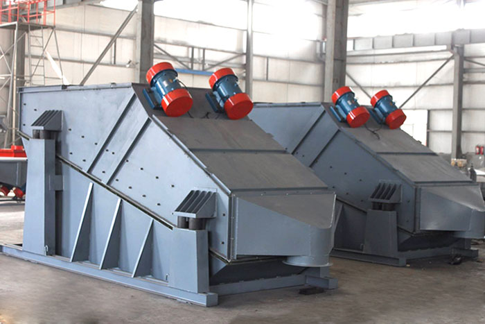 ZSG礦用振動(dòng)篩采用雙電機(jī)振動(dòng)，電機(jī)位置安裝在頂部，便于更好的傳遞振動(dòng)力。